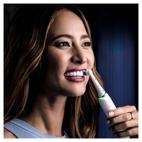 Электрическая зубная щетка Oral-B iO 10 Stardust White 3