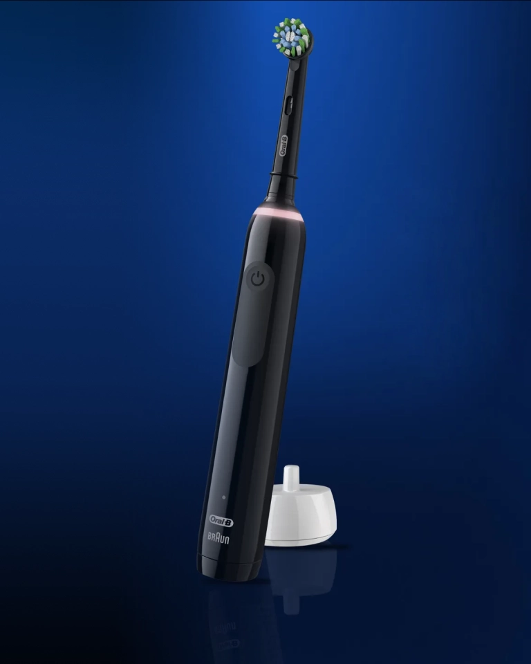 Электрические зубные щетки Oral-B Pro 3 3500 розовая и черная + Насадка для эффективной чистки Oral-B CrossAction (4 шт)