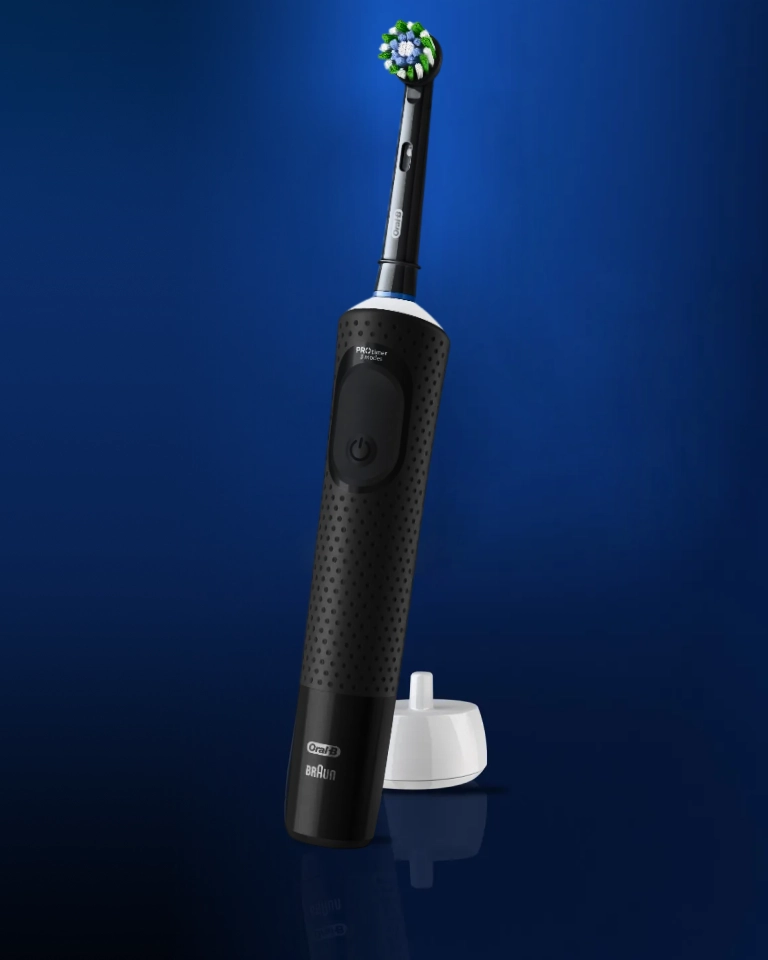 Электрическая зубная щетка Oral-B Vitality Pro Black c дополнительной насадкой Sensitive Clean (1 шт)